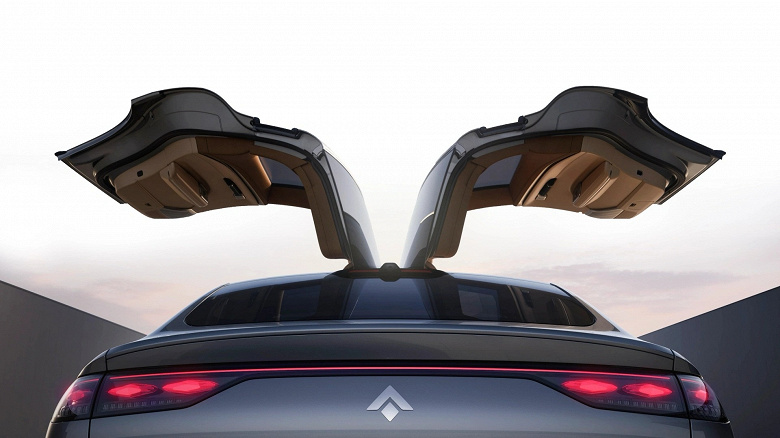 Запас хода 825 км, двери-крылья и официальная гарантия 5 лет или 150 000 км пробега. В России сертифицируют GAC Hyptec HT